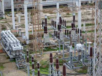 Ai nostri piedi, sulla destra, notiamo le intricate componenti della sottostazione, l� da dove partiva la trasmissione dell'energia 